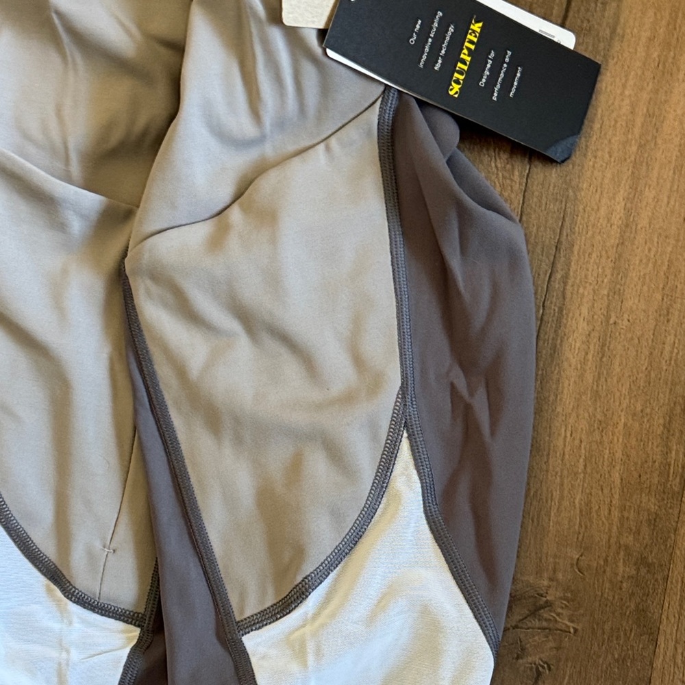 Athleta women’s Gray and Cream Leggings - NWT - Picture 9 of 13